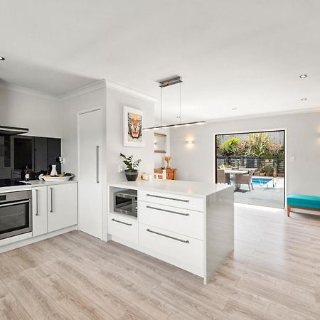 Villa With Pool In Browns Bay Auckland Bagian luar foto